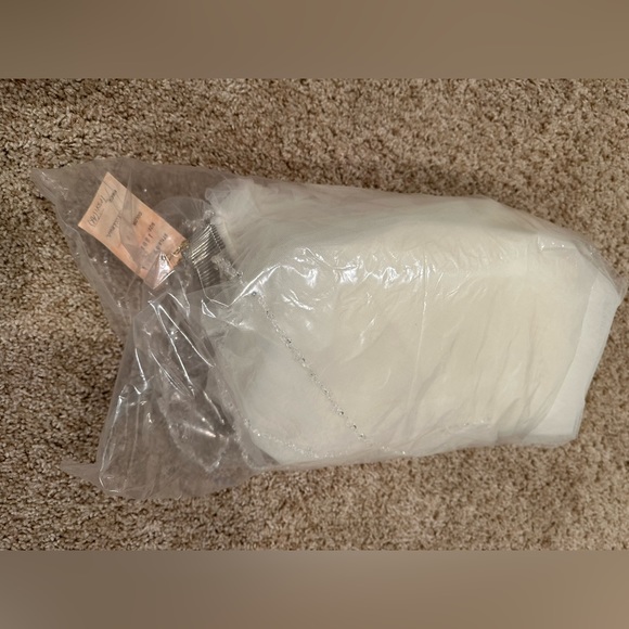 NEVER WORN 2019 Pronovias Malma Wedding Dress with Cathedral Veil Included - Picture 9 of 11